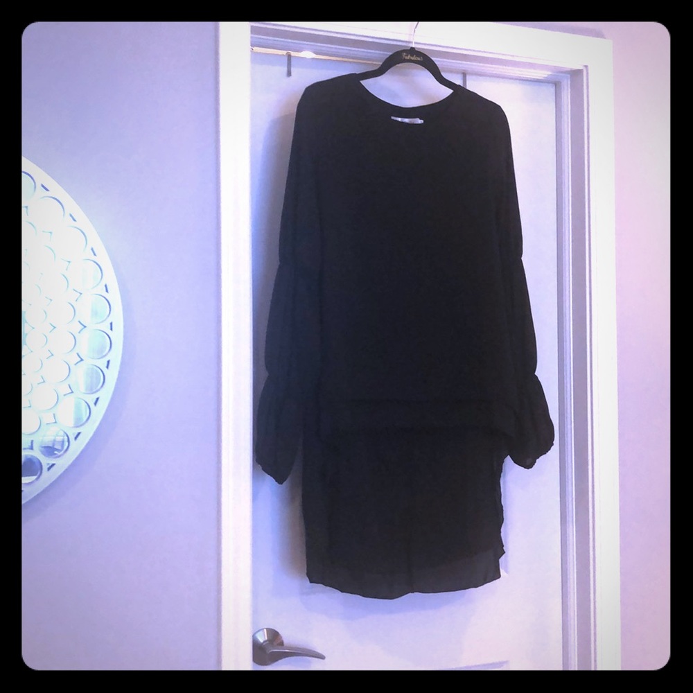 Long sleeve black high/low tunic
